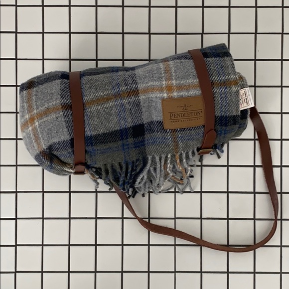 Pendleton Throw and Carrier - Picture 1 of 5